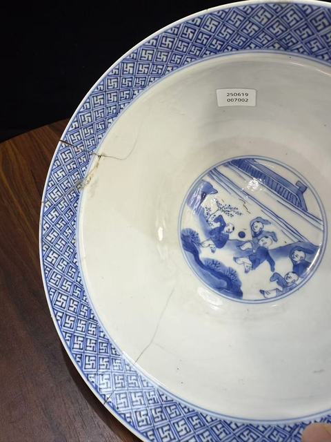 古玩陶瓷仕女嬰戲紋青花折沿碗真品鑒賞圖