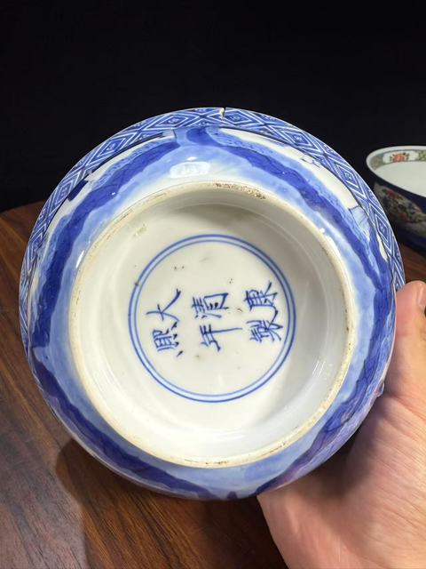 古玩陶瓷仕女嬰戲紋青花折沿碗真品鑒賞圖