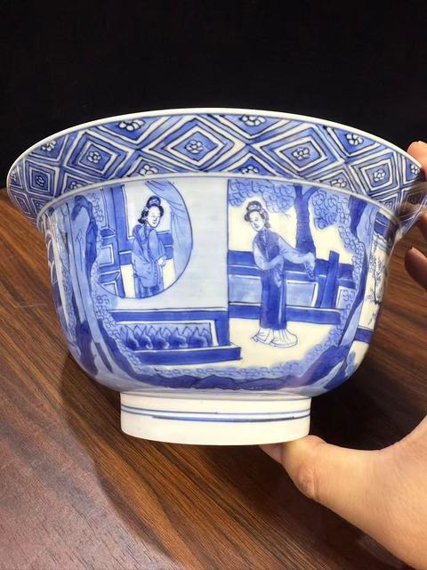 古玩陶瓷仕女嬰戲紋青花折沿碗真品鑒賞圖