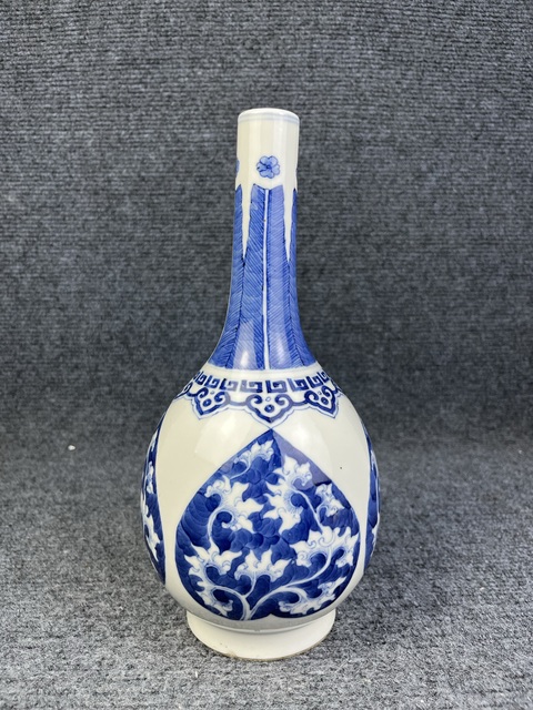 古玩陶瓷青花花卉紋膽瓶拍賣(mài),當(dāng)前價(jià)格6988元