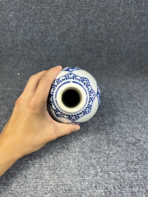 古玩陶瓷青花花卉紋膽瓶拍賣(mài),當(dāng)前價(jià)格6988元