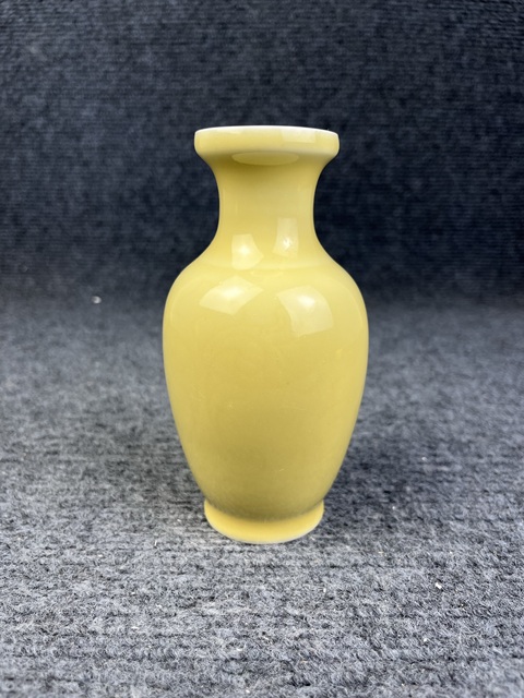 古玩陶瓷黃釉暗刻花卉紋賞瓶真品鑒賞圖