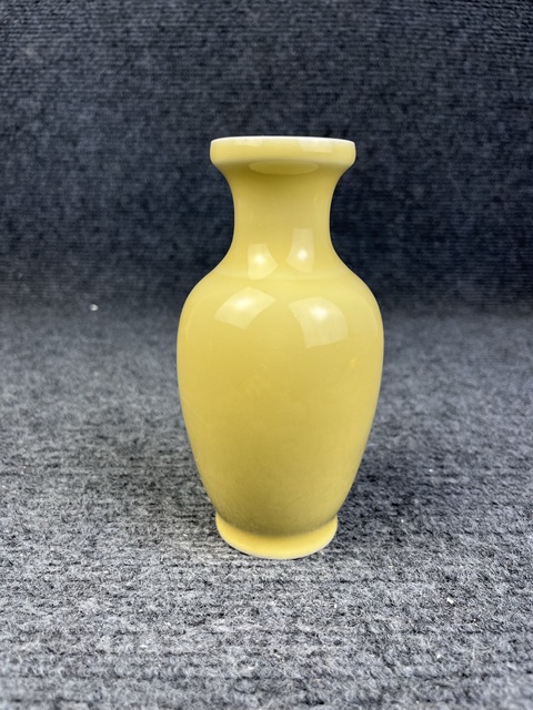 古玩陶瓷黃釉暗刻花卉紋賞瓶真品鑒賞圖