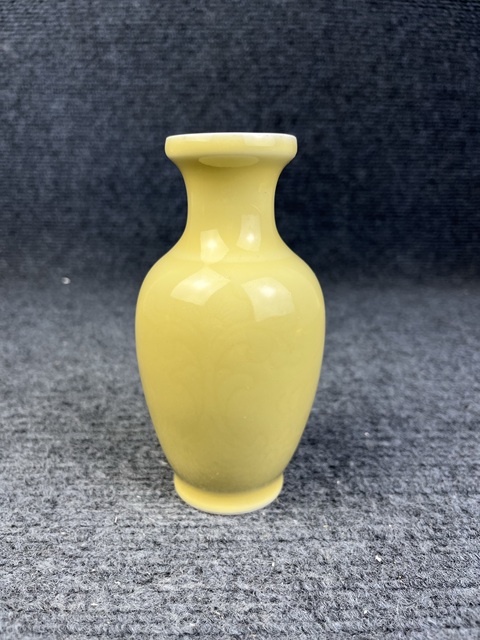 古玩陶瓷黃釉暗刻花卉紋賞瓶真品鑒賞圖