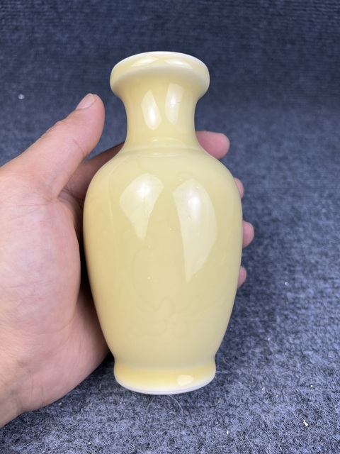 古玩陶瓷黃釉暗刻花卉紋賞瓶真品鑒賞圖