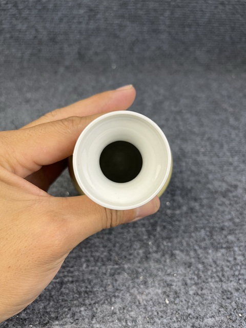古玩陶瓷黃釉暗刻花卉紋賞瓶真品鑒賞圖
