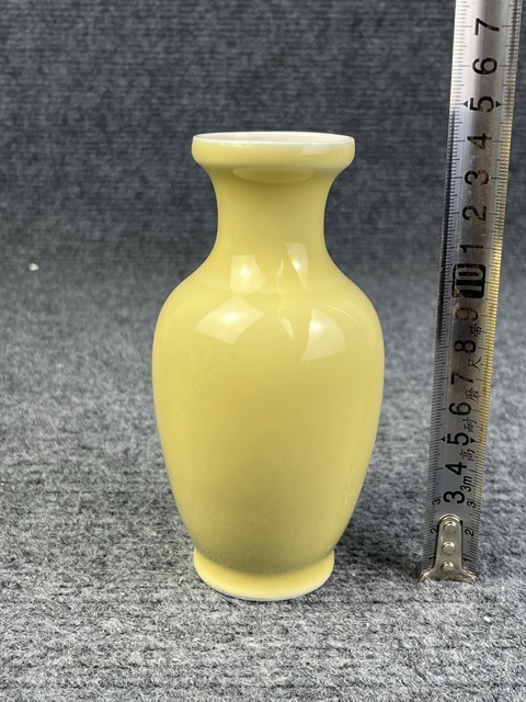 古玩陶瓷黃釉暗刻花卉紋賞瓶真品鑒賞圖