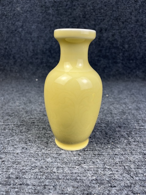 古玩陶瓷黃釉暗刻花卉紋賞瓶拍賣,當前價格288元