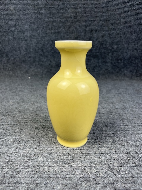 古玩陶瓷黃釉暗刻花卉紋賞瓶拍賣,當前價格288元