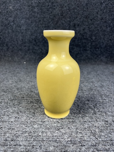 古玩陶瓷黃釉暗刻花卉紋賞瓶拍賣,當前價格288元