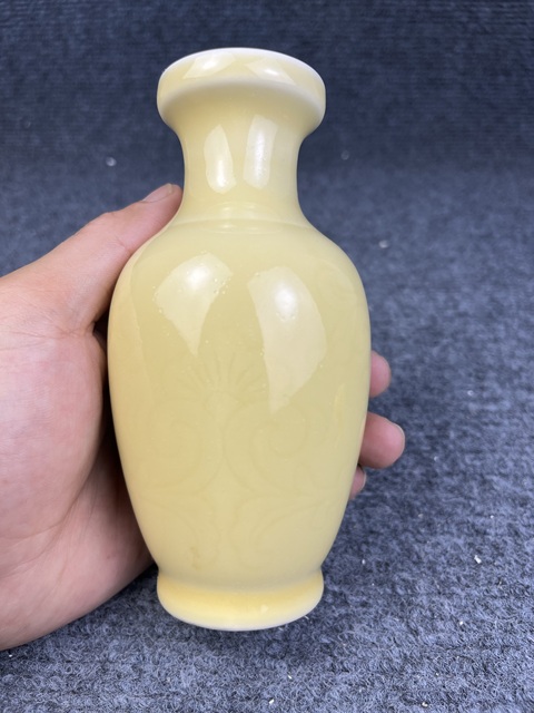 古玩陶瓷黃釉暗刻花卉紋賞瓶拍賣,當前價格288元
