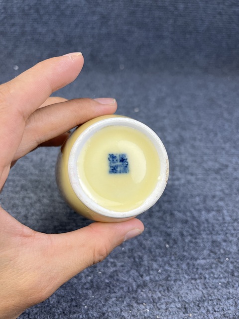 古玩陶瓷黃釉暗刻花卉紋賞瓶拍賣,當前價格288元