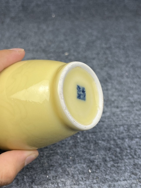 古玩陶瓷黃釉暗刻花卉紋賞瓶拍賣,當前價格288元