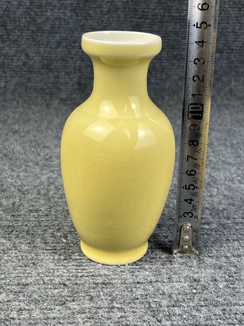 古玩陶瓷黃釉暗刻花卉紋賞瓶拍賣,當前價格288元