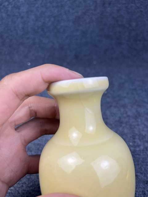 古玩陶瓷黃釉暗刻花卉紋賞瓶拍賣,當前價格288元
