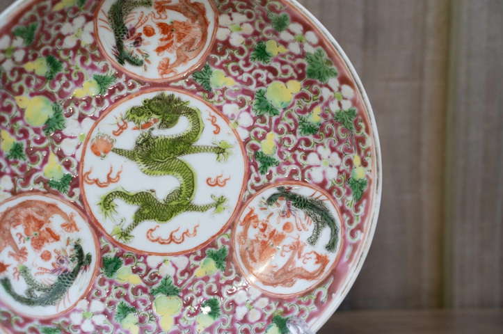 古玩陶瓷粉彩開窗團龍鳳紋盤真品鑒賞圖