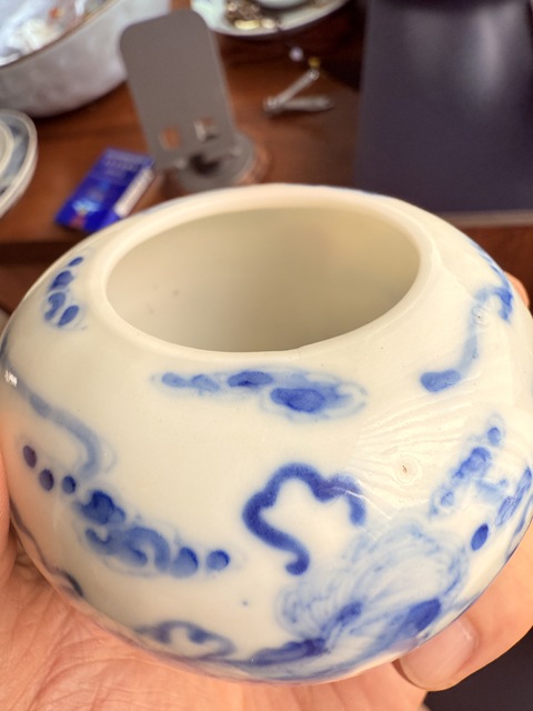 古玩陶瓷飄帶繡球獅子紋青花水盂真品鑒賞圖
