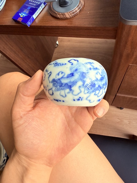 古玩陶瓷飄帶繡球獅子紋青花水盂真品鑒賞圖