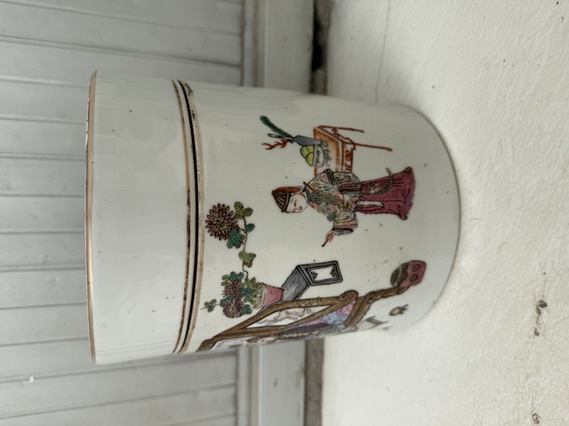 古玩陶瓷人物紋粉彩蓋缸真品鑒賞圖