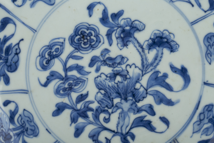 古玩陶瓷清康熙·青花開窗花卉紋花口盤拍賣,當前價格300元