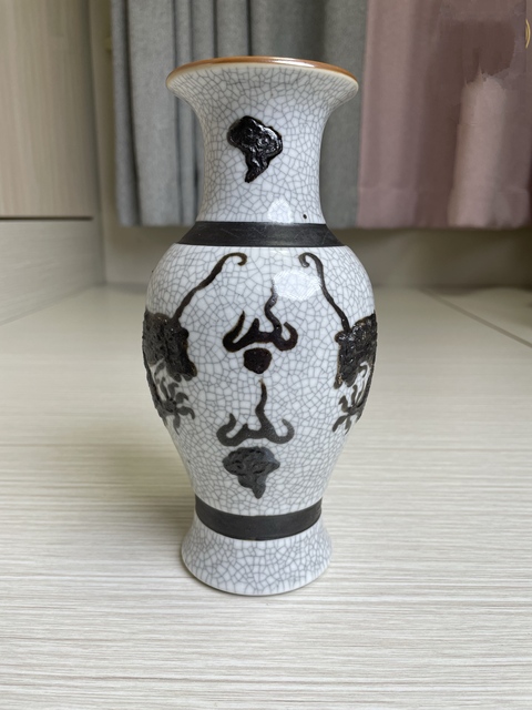 古玩陶瓷哥釉鐵骨泥龍紋觀音瓶真品鑒賞圖