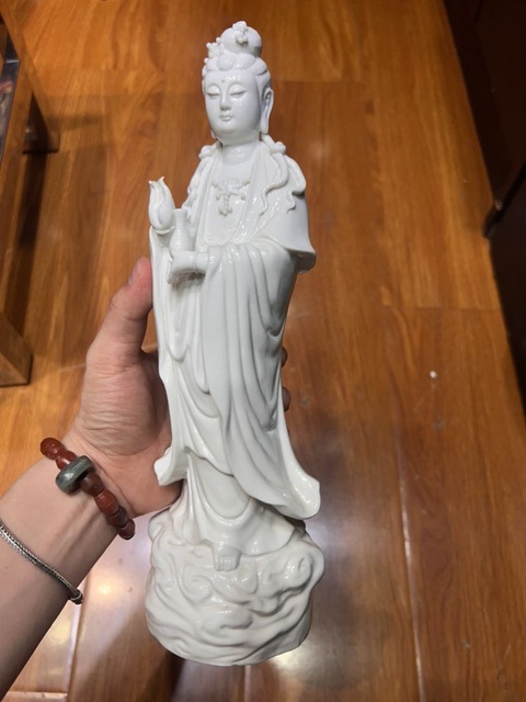 古玩陶瓷德化窯白釉觀音雕像真品鑒賞圖