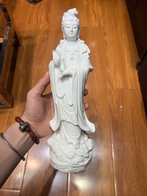 古玩陶瓷德化窯白釉觀音雕像真品鑒賞圖