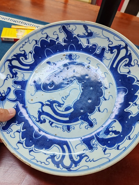 古玩陶瓷摩羯龍紋青花盤真品鑒賞圖