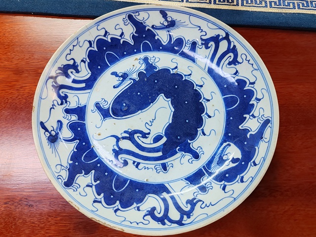 古玩陶瓷摩羯龍紋青花盤真品鑒賞圖
