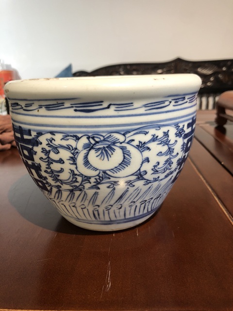 古玩陶瓷青花淡描花卉紋喜字案缸真品鑒賞圖