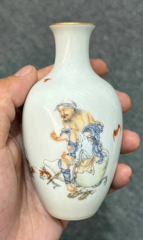 古玩陶瓷人物紋粉彩瓶真品鑒賞圖