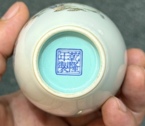 古玩陶瓷人物紋粉彩瓶真品鑒賞圖