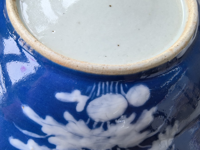 古玩陶瓷藍(lán)釉堆白花卉紋盤真品鑒賞圖