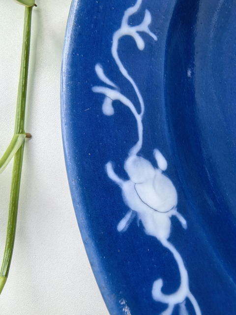 古玩陶瓷藍(lán)釉堆白花卉紋盤真品鑒賞圖