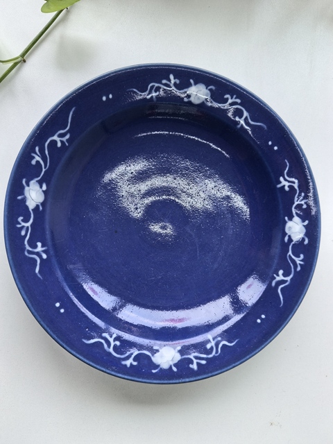 古玩陶瓷藍(lán)釉堆白花卉紋盤真品鑒賞圖