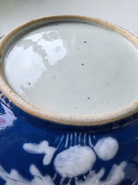 古玩陶瓷藍(lán)釉堆白花卉紋盤真品鑒賞圖