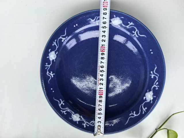 古玩陶瓷藍(lán)釉堆白花卉紋盤真品鑒賞圖