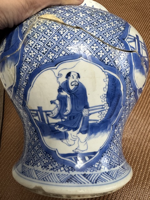 古玩陶瓷青花錦地開光八仙紋罐真品鑒賞圖