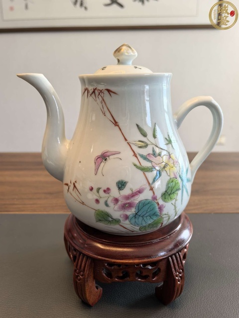 古玩陶瓷粉彩花卉蝴蝶紋執壺真品鑒賞圖