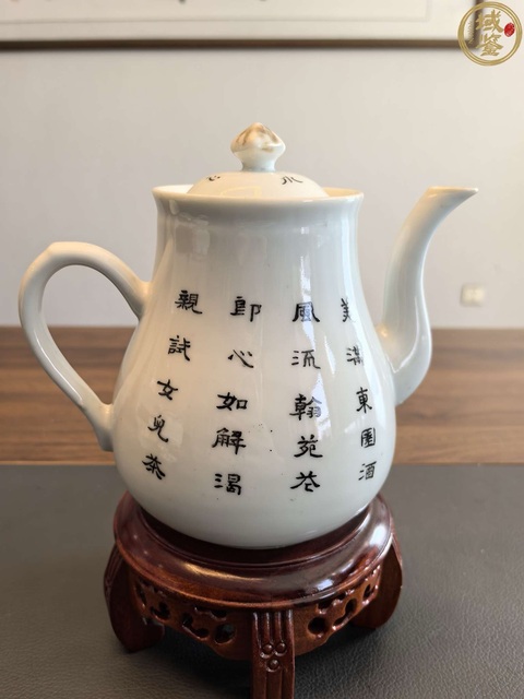 古玩陶瓷粉彩花卉蝴蝶紋執壺真品鑒賞圖