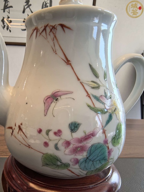 古玩陶瓷粉彩花卉蝴蝶紋執壺真品鑒賞圖