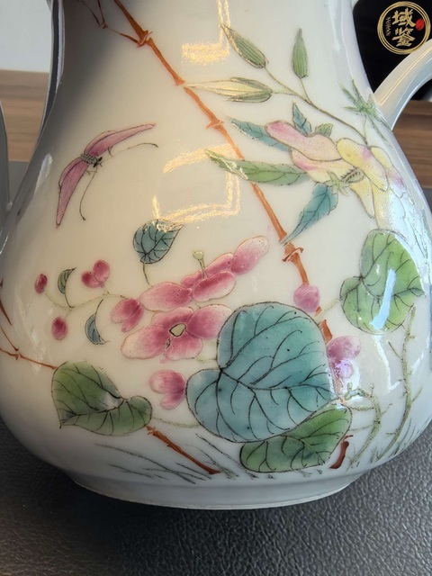 古玩陶瓷粉彩花卉蝴蝶紋執壺真品鑒賞圖