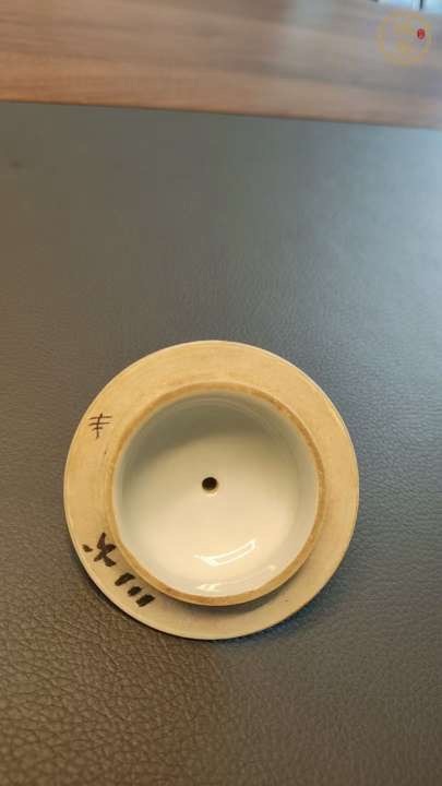 古玩陶瓷粉彩花卉蝴蝶紋執壺真品鑒賞圖