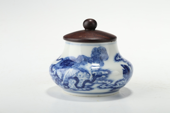 古玩陶瓷清中晚·青花獅子繡球紋水盂真品鑒賞圖