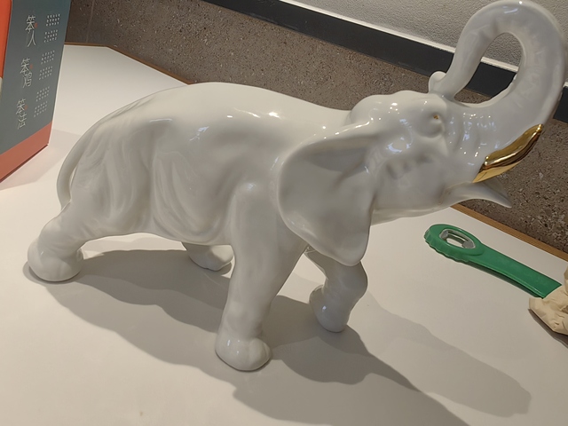 古玩陶瓷白釉瓷雕象真品鑒賞圖