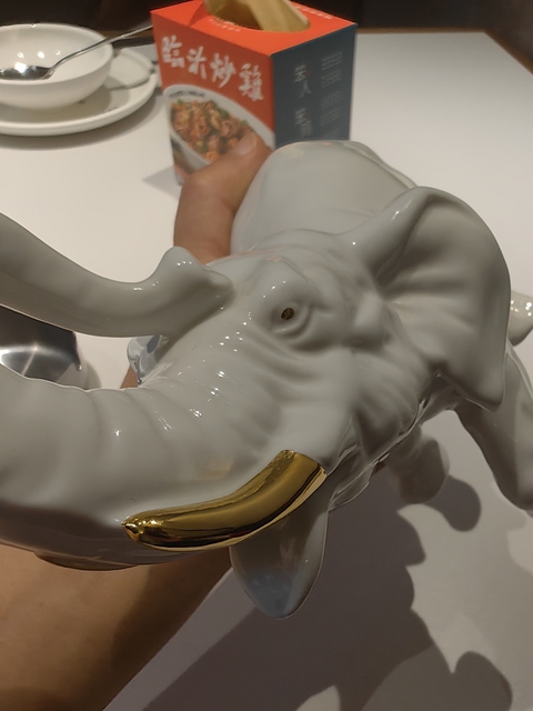 古玩陶瓷白釉瓷雕象真品鑒賞圖