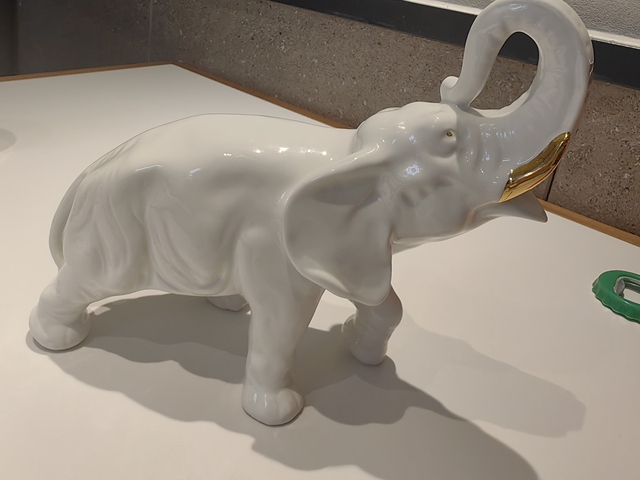 古玩陶瓷白釉瓷雕象真品鑒賞圖