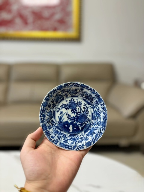 古玩陶瓷花卉紋青花盤真品鑒賞圖