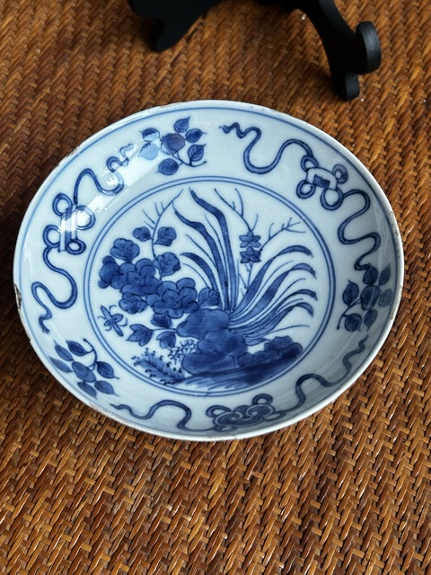 古玩陶瓷花卉紋青花盤真品鑒賞圖