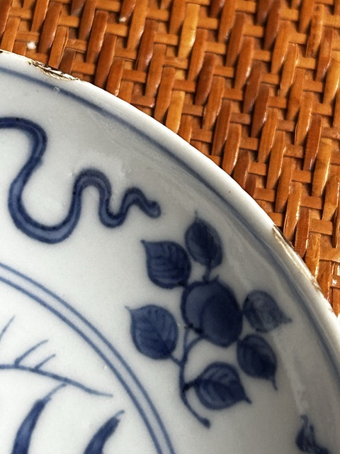 古玩陶瓷花卉紋青花盤真品鑒賞圖